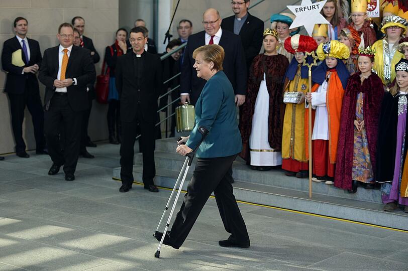 Kanzlerin Angela Merkel empfängt die Sternsinger im Kanzleramt. Sie ist nach ihrem Skiunfall auf Krücken unterwegs.