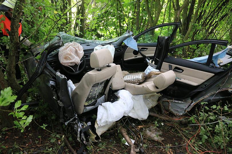 Wie durch ein Wunder hat der 21-jährige Fahrer überlebt. Die Bilder des Horror-Unfalls.