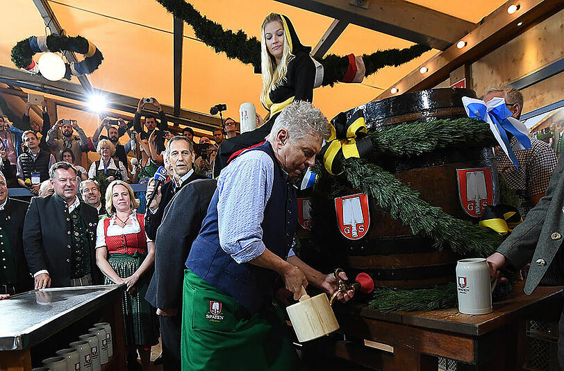 Ozapft is: Oberbürgermeister Dieter Reiter eröffnete die Wiesn unter den wachsamen Augen des Münchner Kindls mit zwei Schlägen.