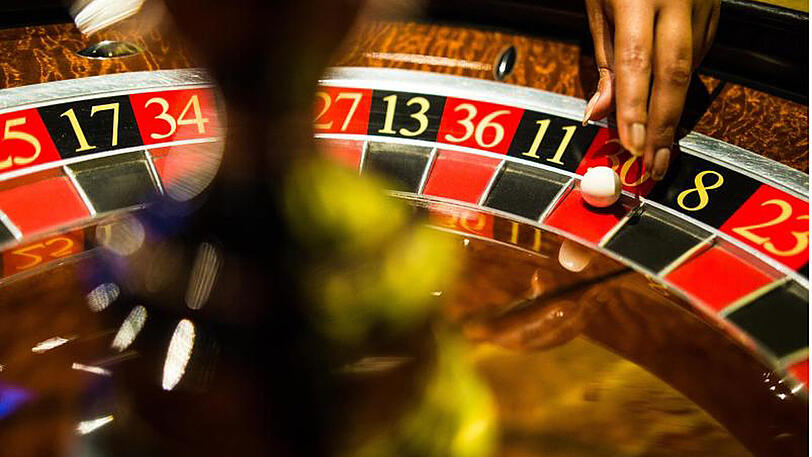 In einem Casino in Berlin wollte sich ein Spieler nicht mit einem verlorenen Einsatz abfinden - und muss sich nun wegen räuberischen Diebstahls verantworten.