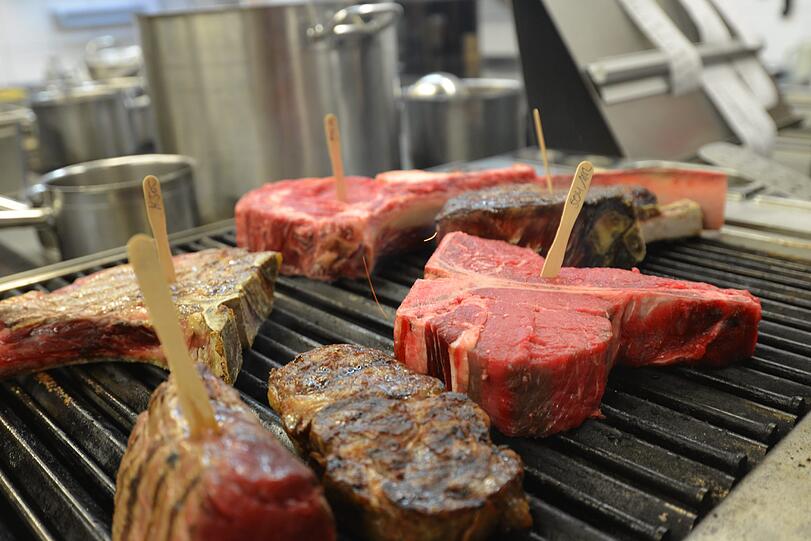 Der Holzkohlegrill im Kalb.