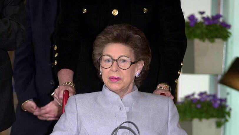 Prinzessin Margaret wird 2001 ins King Edward VII Krankenhaus in London eingewiesen. Sie ist nach einem Unfall auf den Rollstuhl angewiesen. Prinzessin Margaret wird 2001 ins King Edward VII Krankenhaus in London eingewiesen. Sie ist nach einem Unfall auf den Rollstuhl angewiesen.
