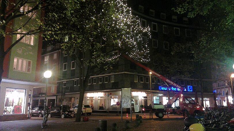 Die ersten Teile der Weihnachtsbeleuchtung kamen sogar schon in der letzten Oktoberwoche in den Baum.