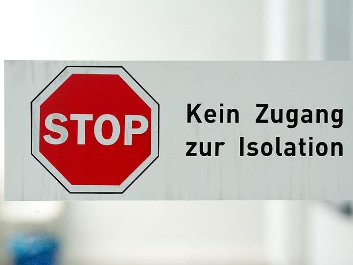 Ein Schild mit der Aufschrift "Kein Zugang zur Isolation" ist bei einem Pressetermin auf der Sonderisolierstation im Klinikum Schwabing zu sehen. Foto: Sven Hoppe/dpa/Archiv