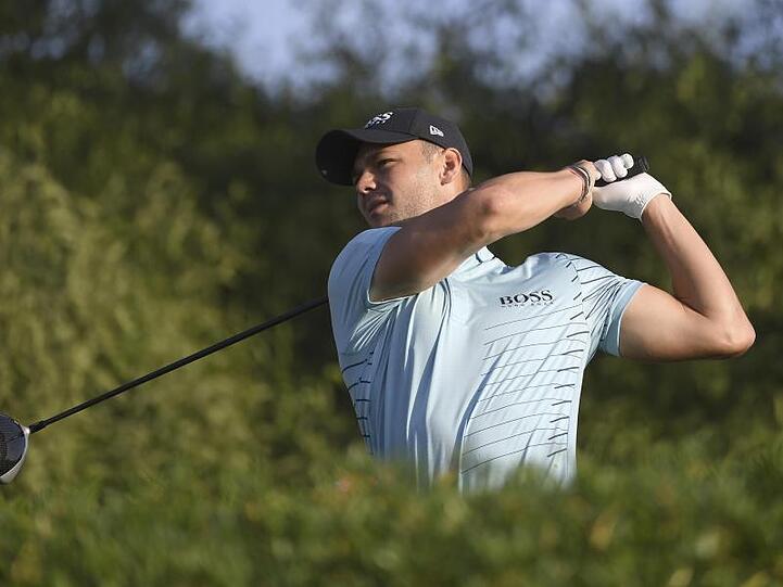 Martin Kaymer aus Deutschland schlägt bei der Abu Dhabi Championship den Ball ab. Foto: Martin Dokoupil/Archiv