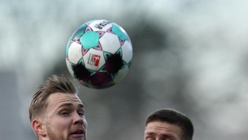 Darmstadts Tobias Kempe (r) und Würzburgs Tobias Kraulich kämpfen um den Ball.