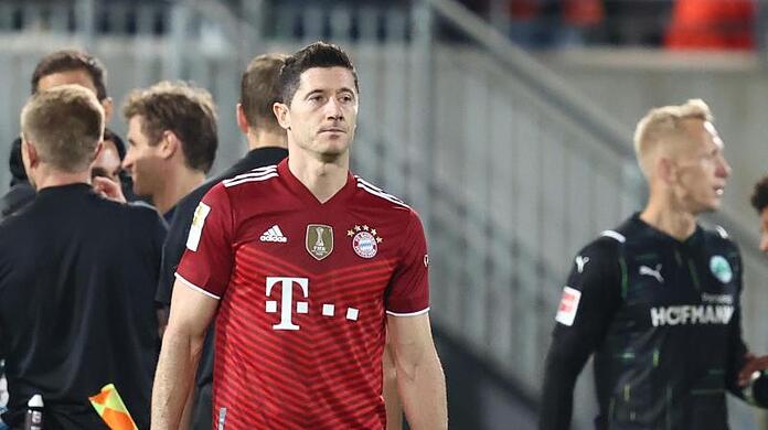 Bayerns Robert Lewandowski steht nach dem Sieg auf dem Platz.