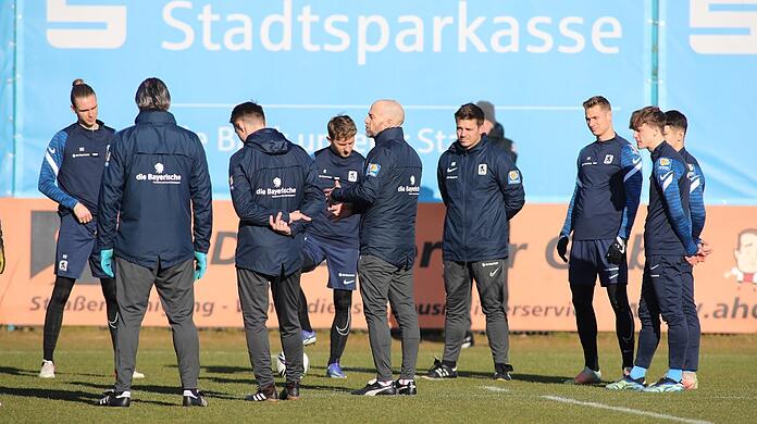 Weiß-blaue Rumpftruppe, neuer Übungsleiter: Sport-Boss Günther Gorenzel (M.) leitet das Mittwochstraining des TSV 1860.