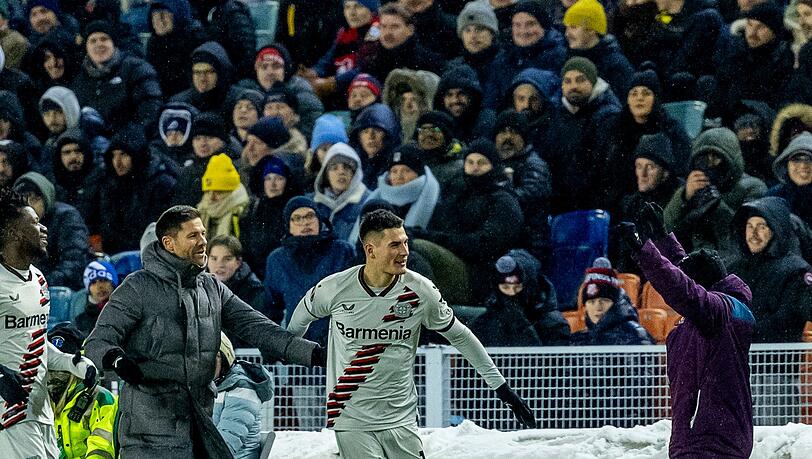 Leverkusens Patrik Schick (M) traf in der Europa League elf Minuten nach seiner Einwechslung.