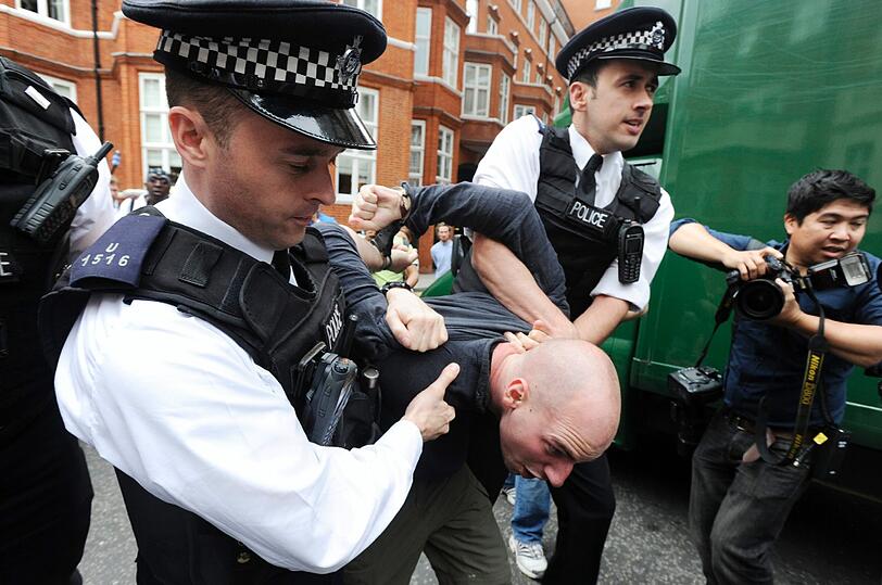 an der Botschaft von Ecuador: Tumulte in London um Julian Assange