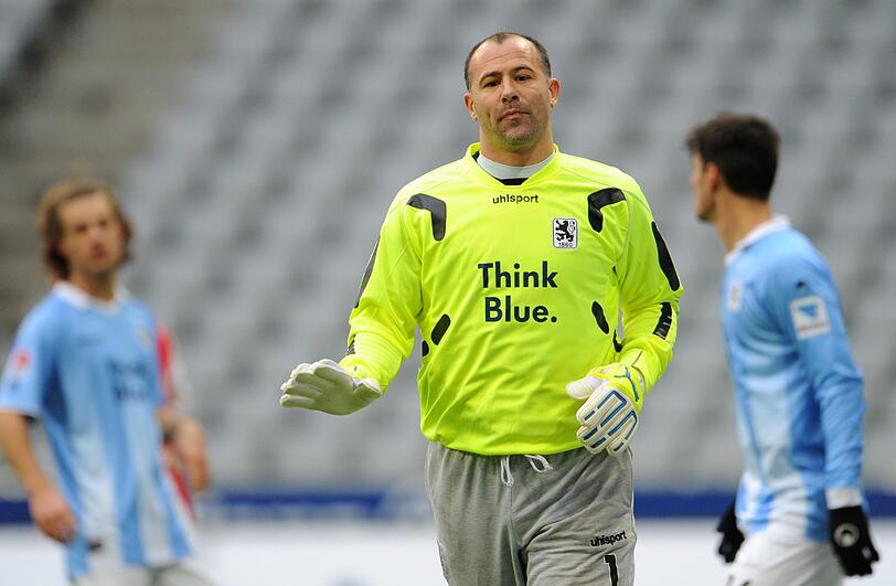 GABOR KIRALY: Note 3. Hielt es kurz vor der Halbzeitpause nicht mehr im Tor. Beschwerte sich nach einem Ellbogenschlag gegen Gui Vallori beim Schiedsrichter und rannte dafür 40 Meter aus dem Kasten. Ansonsten? Überhaupt nicht gefordert. Beim Elfmeter in der falschen Ecke.