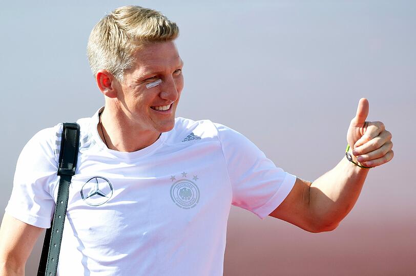 Der Mittelfeldspieler grüßt die Fans vor Ort.