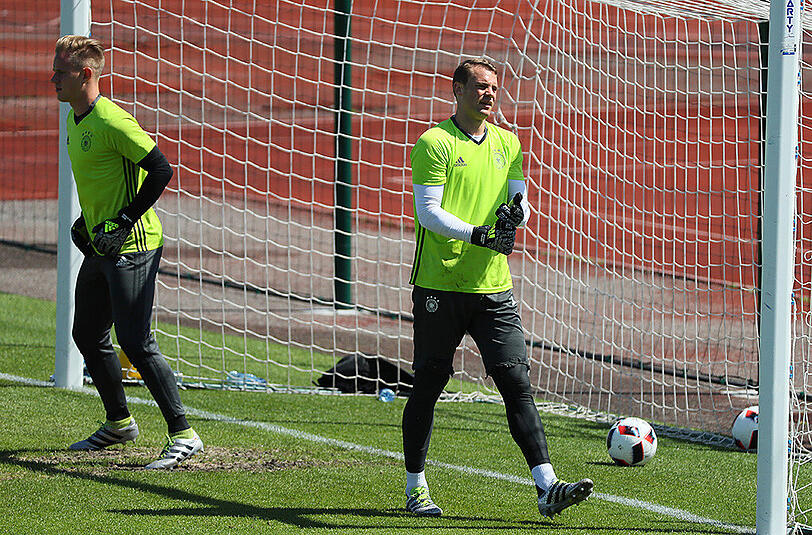 Bayern-Keeper Manuel Neuer (rechts) räumt in San Marino seinen Platz im Tor, Marc-André ter Stegen vom FC Barcelona darf von beginn an ran.