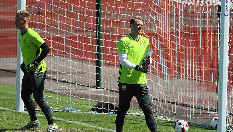 Bayern-Keeper Manuel Neuer (rechts) räumt in San Marino seinen Platz im Tor, Marc-André ter Stegen vom FC Barcelona darf von beginn an ran. Bayern-Keeper Manuel Neuer (rechts) räumt in San Marino seinen Platz im Tor, Marc-André ter Stegen vom FC Barcelona darf von beginn an ran.