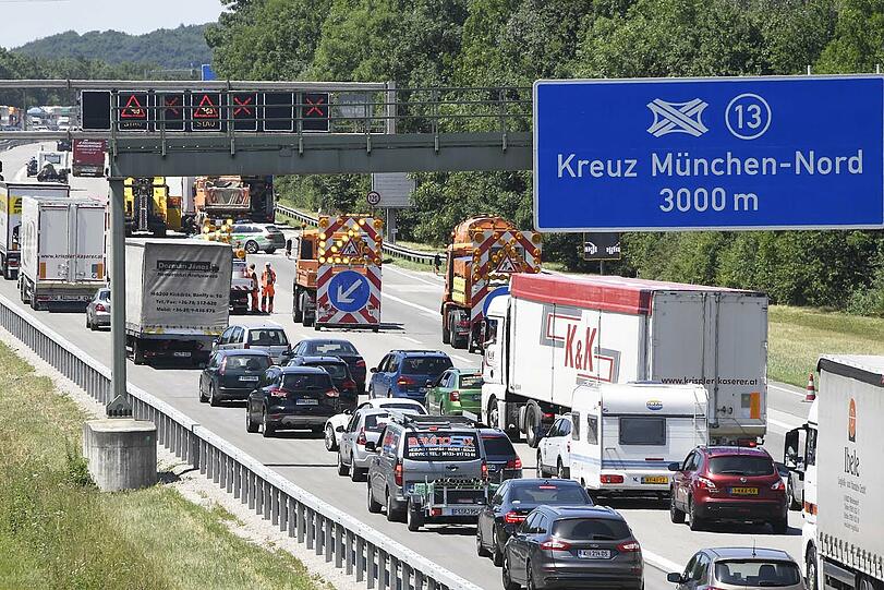 Die Bilder vom schweren Lkw-Unfall auf der A99.