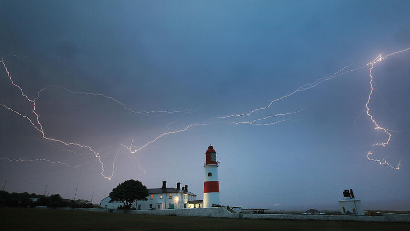 28.07.2017, South Shields, Großbritannien: Blitze sind über dem Souter-Leuchtturm in South Shields in Nordengland zu sehen.