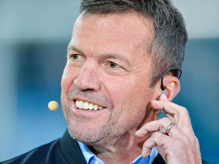 Der ehemalige Fussballer Lothar Matthäus lächelt. Foto: Uwe Anspach/dpa/Archivbild