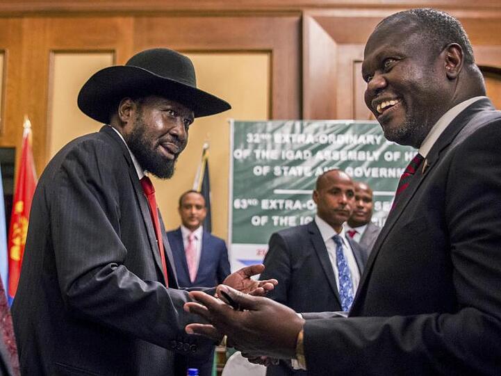 Salva Kiir (l) und Riek Machar bei einem Treffen im Juni 2018.
