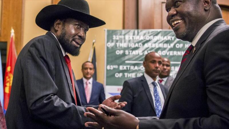 Salva Kiir (l) und Riek Machar bei einem Treffen im Juni 2018. Salva Kiir (l) und Riek Machar bei einem Treffen im Juni 2018.