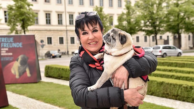 Da waren sie noch glücklich vereint: Uschi Ackermann mit ihrem Mops Jule im Mai 2020 bei der Ausstellung "Treue Freunde - Hunde und Menschen" im Bayerischen Nationalmuseum.