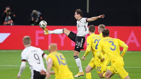 Vorsprung durch Technik: Leon Goretzka bereitet das zwischenzeitliche 2:1 gegen die Ukraine spektakulär vor.
