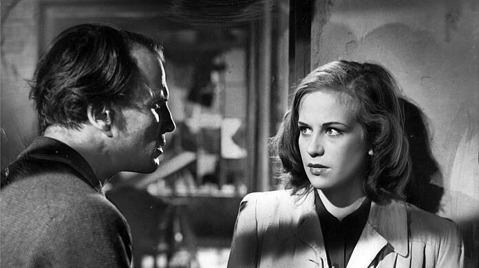 Ernst Wilhelm Borchert als Doktor Hans Mertens und Hildegard Knef als Susanne Wallner im Film "Die Mörder sind unter uns".