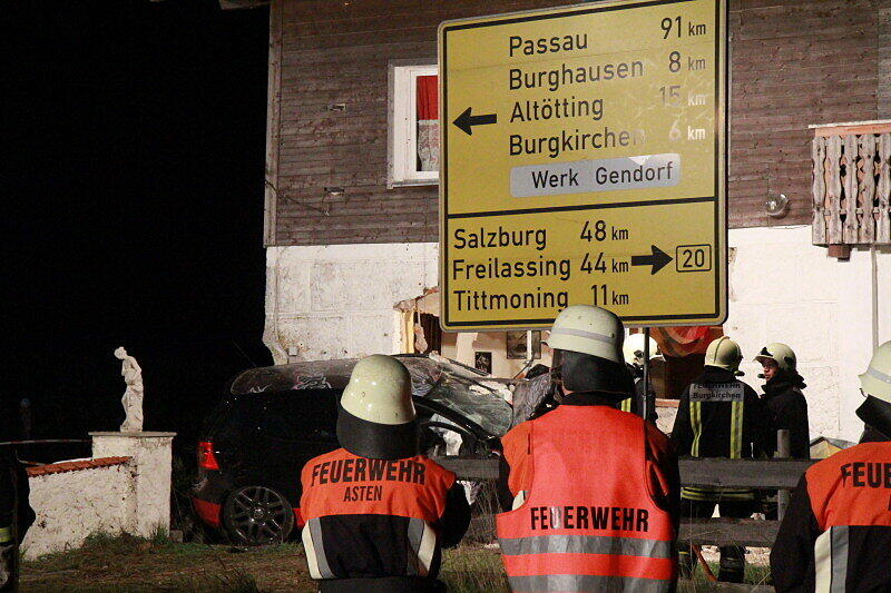 Ende einer Suff-Fahrt: Ein junger GTI-Fahrer hat die Kontrolle über sein Auto verlorenen und landete in der Hausmauer eines Swinger-Clubs. Die Bilder