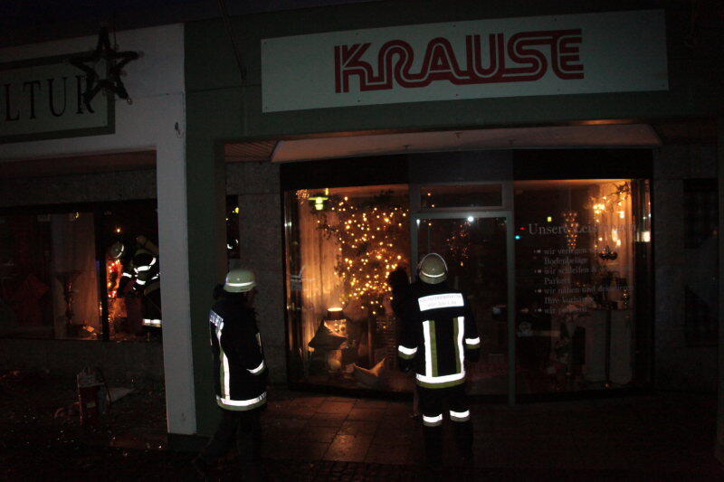 In einem Dekogeschäft kam es am Freitag zu einem Brand. Die Feuerwehr rückte an und konnte den Brandherd löschen. Auslöser war vermutlich eine noch angezündete Kerze. Verletzt wurde niemand.