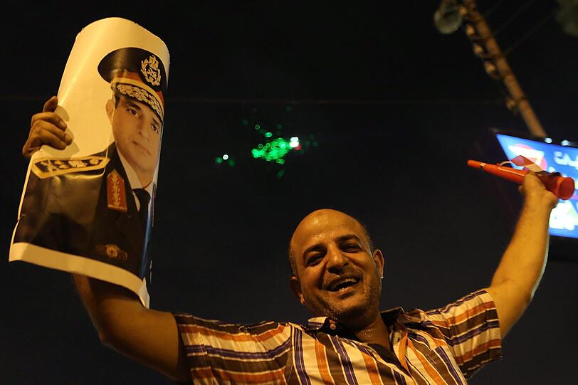 Ausnahmezustand am auf dem Tahrir-Platz in Kairo. Millionen Menschen feiern die Absetzung von Mohammed Mursi durch das ägyptische Militär.