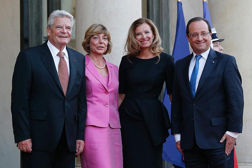 Bundespräsident Joachim Gauck mit seiner Partnerin Daniela Schadt und Frankreichs Francois Hollande mit Valerie Trierweiler (v.l.n.r.)