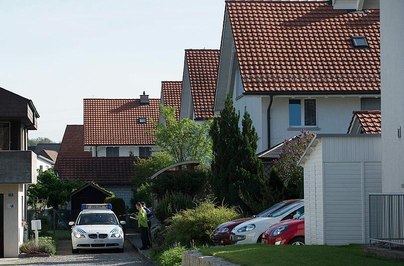 Polizeibeamte sichern den Tatort in einem Wohngebiet in Würenlingen (Schweiz).