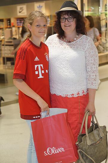 Evi Gschaider, Unternehmerin, mit ihrer Tochter Michaela (12): &bdquo;Es ist schee, wenn es nicht so pressiert beim Einkaufen. Für meine Tochter haben wir ein FC-Bayern-Shirt gekauft, eine Hose und einen Regenschirm. Mal schauen, ob es sich für die Geschäfte lohnt.&ldquo;