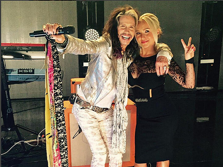 Steven Tyler machte in seinem silbernen Anzug eine gute Figur