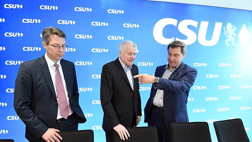Horst Seehofer (M), CSU-Vorsitzender und Bundesminister für Inneres, Heimat und Bau, Markus Blume (l), CSU-Generalsekretär, und Markus Söder (CSU), Ministerpräsident von Bayern, kommen zur Klausurtagung des CSU-Vorstands in der CSU-Landesleitung. Horst Seehofer (M), CSU-Vorsitzender und Bundesminister für Inneres, Heimat und Bau, Markus Blume (l), CSU-Generalsekretär, und Markus Söder (CSU), Ministerpräsident von Bayern, kommen zur Klausurtagung des CSU-Vorstands in der CSU-Landesleitung.
