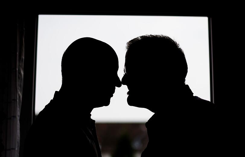 Liebe ist kein Therapiegrund: Eine Petition setzt sich für das Verbot der sogenannten Homo-Heilung ein.