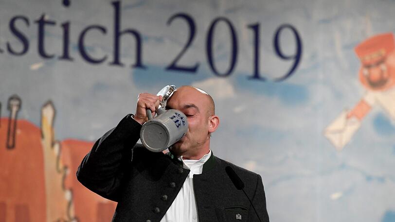 Wer predigt, darf auch trinken: Django Asül als Fastenprediger beim Maibockanstich 2019 im Hofbrauhaus.