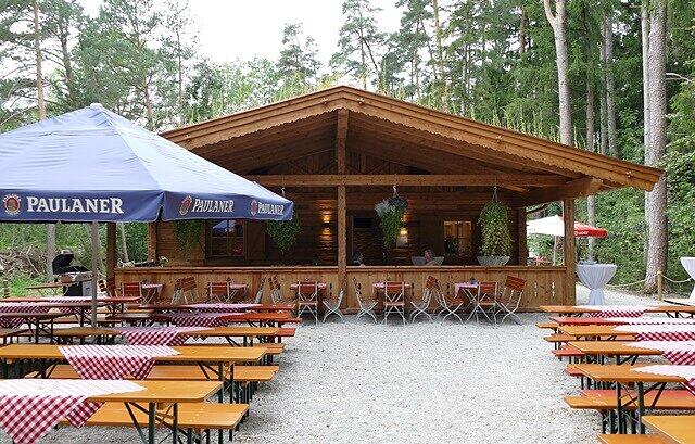 Besucht den Kletterwald Vaterstetten mit tollem Biergarten an der Fateralm.