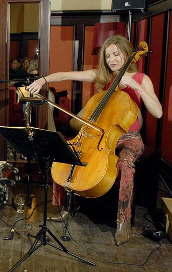 Fany Kammerlander (Cello) hat in München Musik studiert, spielte mit den Philharmonikern, im Bachkollegium und am Gärtnerplatz. Sie rückt durch Umbesetzungen ins Starkbier-Ensemble.