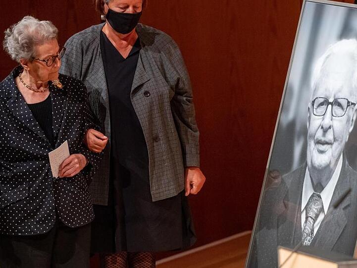 Liselotte Vogel (l) nimmt an der Trauerfeier der Stadt München für ihren Mann, den früheren SPD-Chef Hans-Jochen Vogel, im Gasteig teil.