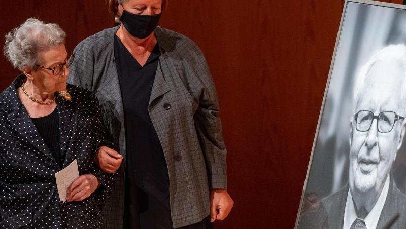 Liselotte Vogel (l) nimmt an der Trauerfeier der Stadt München für ihren Mann, den früheren SPD-Chef Hans-Jochen Vogel, im Gasteig teil. Liselotte Vogel (l) nimmt an der Trauerfeier der Stadt München für ihren Mann, den früheren SPD-Chef Hans-Jochen Vogel, im Gasteig teil.