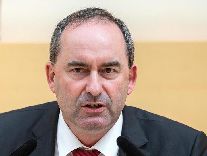 Hubert Aiwanger (Freie Wähler), Minister für Wirtschaft, spricht bei einer Plenarsitzung im Landtag. Foto: Sina Schuldt/dpa/Archivbild