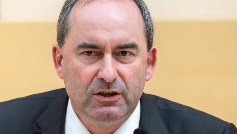 Hubert Aiwanger (Freie Wähler), Minister für Wirtschaft, spricht bei einer Plenarsitzung im Landtag. Foto: Sina Schuldt/dpa/Archivbild Hubert Aiwanger (Freie Wähler), Minister für Wirtschaft, spricht bei einer Plenarsitzung im Landtag. Foto: Sina Schuldt/dpa/Archivbild