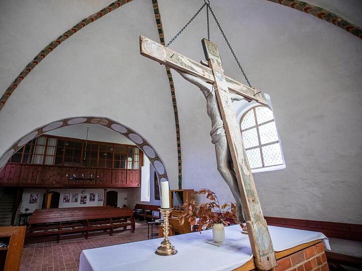 Gottesdienste wie hier in der Feldsteinkirche in Mecklenburg-Vorpommern, sind unter strengen Auflagen wieder erlaubt.