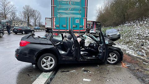 Trümmerfeld auf der A9 bei Lenting. Dieses Autowrack musste mit schwerem Gerät geöffnet werden.