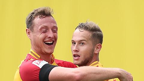 Der Karlsruher SC um Robin Bormuth (l.) und Christoph Kobald gewann in Rostock.
