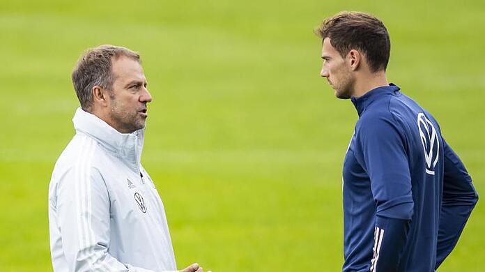 Kennen sich gut aus der gemeinsamen Zeit beim FC Bayern: Bundestrainer Hansi Flick (links) beim DFB-Training mit Nationalspieler Leon Goretzka.