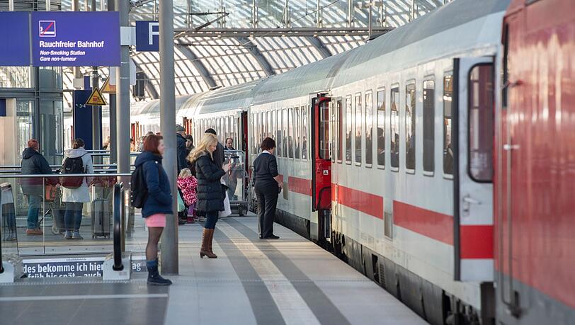 Bahnfahrer können sich voraussichtlich über eine wieder freie Strecke freuen. (Archivbild)