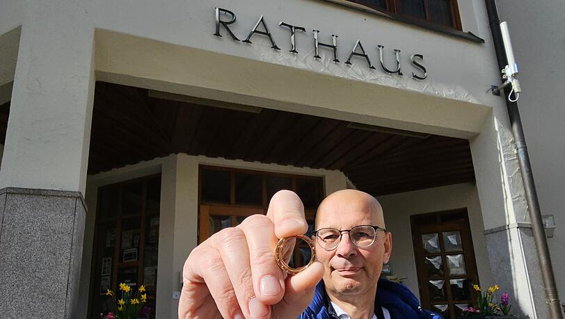 Ein Ehering ist nach einer kleinen Odyssee durch Nordbayern wieder bei seinem Berliner Besitzer angekommen. Ein Ehering ist nach einer kleinen Odyssee durch Nordbayern wieder bei seinem Berliner Besitzer angekommen.