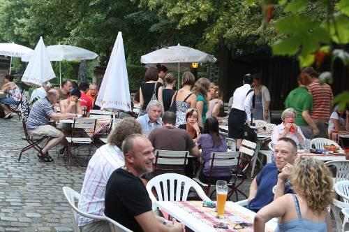 Gleich neben den Hesperidengärten in St. Johannis liegt der Biergarten des Barockhäusles &ndash; eingefasst von bewachsenen Mauern und Linden.