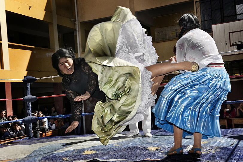 Daniele Tamagni aus Italien hat die "Fliegenden Cholitas" in Bolivien fotografiert.